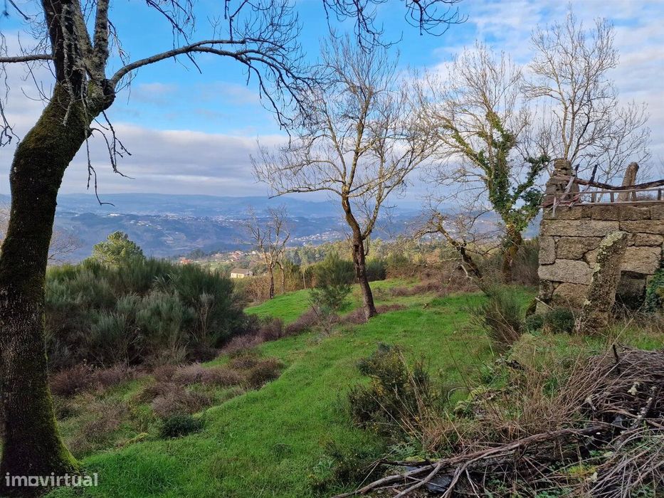 Quinta/terreno com cinco casas em pedra para recuperar