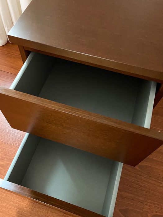 Mesa de Cabeceira Compacta e Funcional - Ótimo Estado!