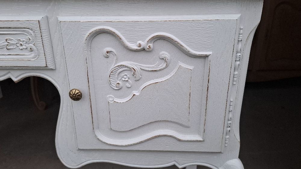 Toaletka ludwikowska bielona z Belgi