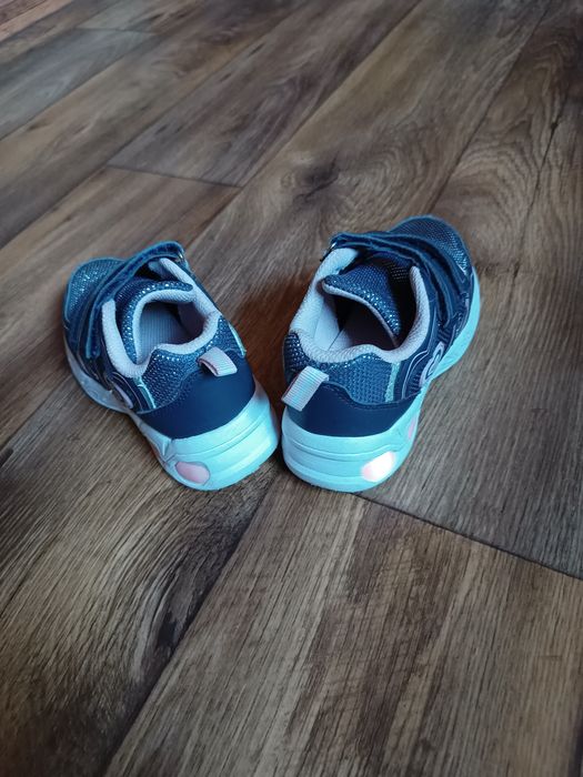 Adidas niebieski