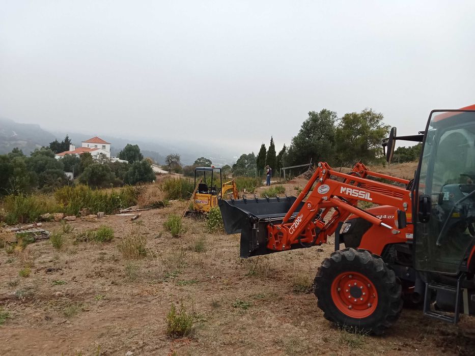 Trabalhos agrícola e limpa bermas