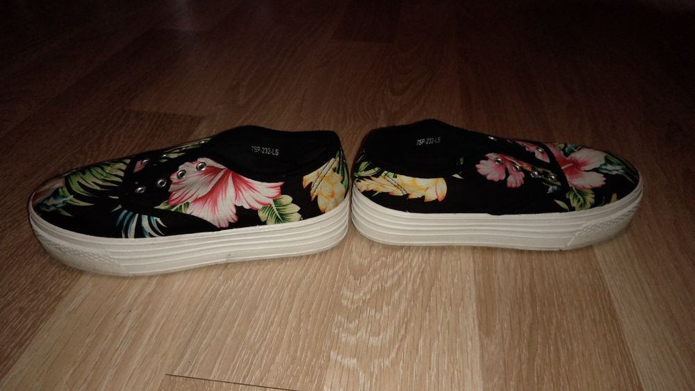 Buty z podwyższeniem w kwiaty