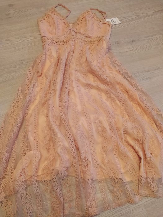 Piękna nowa sukienka firmy Allyson, bogato zdobiona