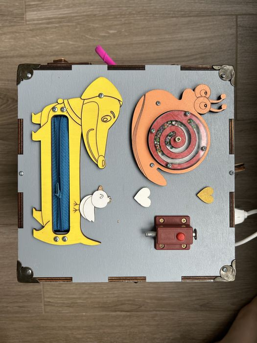 Бізі-куб Монтессорі