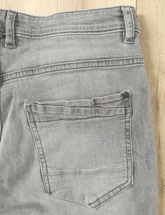 Męskie krótkie spodnie szary jeans M