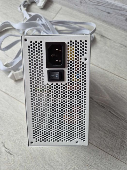 якісний блок живлення білий 650W Gigabyte P650SS Ice (Silver). TradeIN