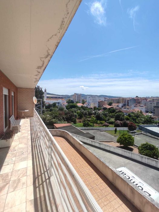 Espaçoso apartamento de 4 quartos - Coimbra