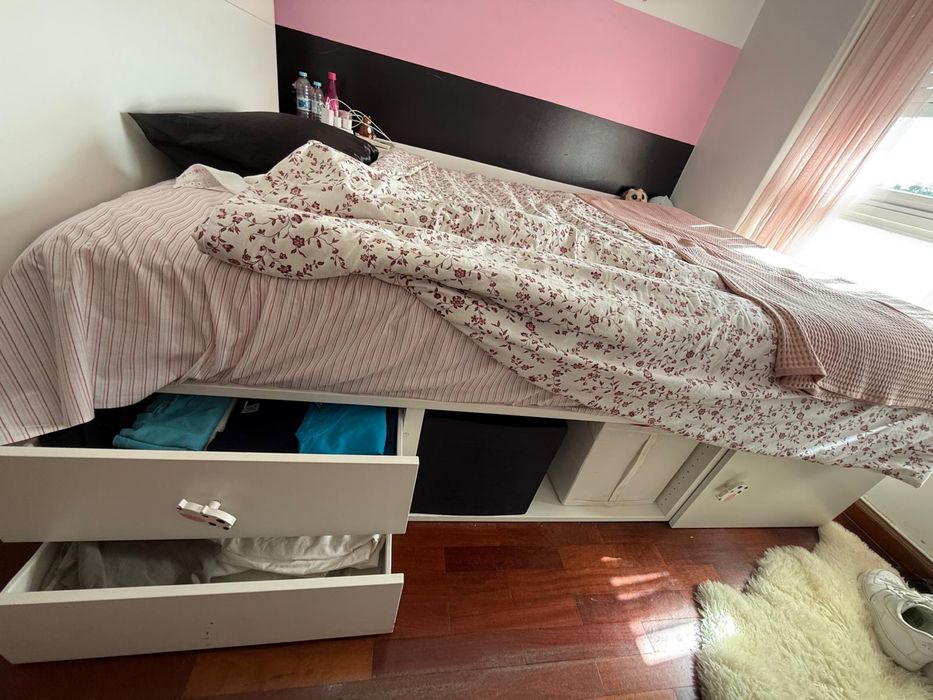 Cama com roupeiro integrado