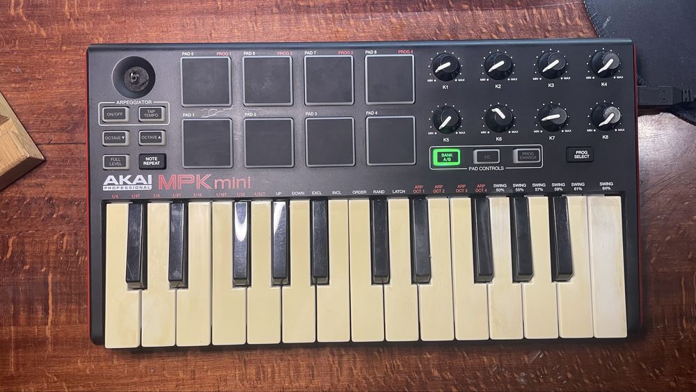 MIDI-клавіатура Akai MPK mini
