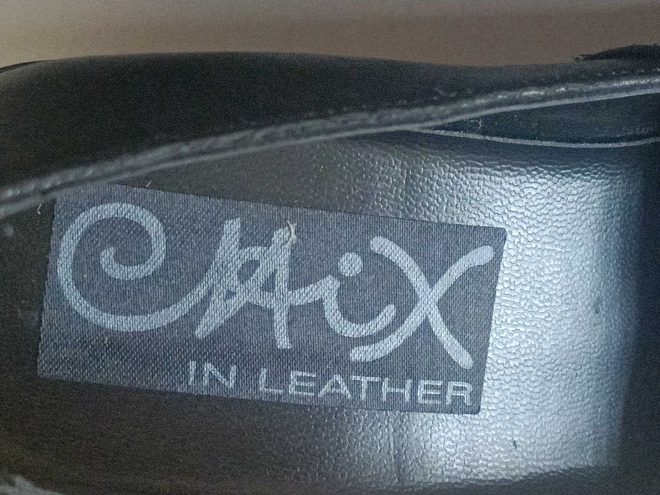 Sapatos em couro, cor preto salto quadrado, novos.