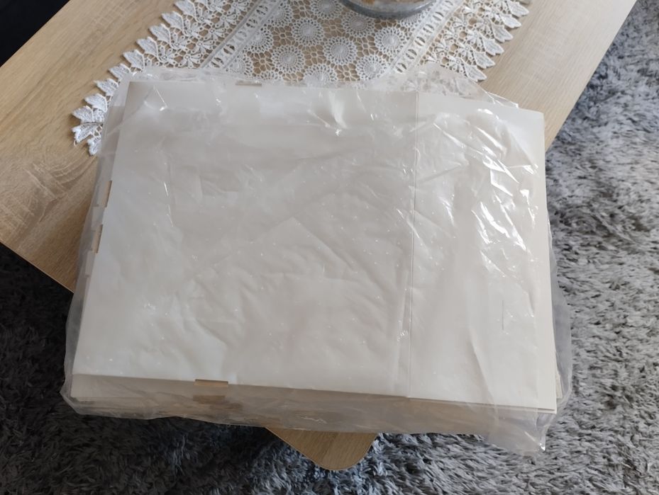 Sprzedam  50 szt. biały kartonik z okienkiem 28x28x13