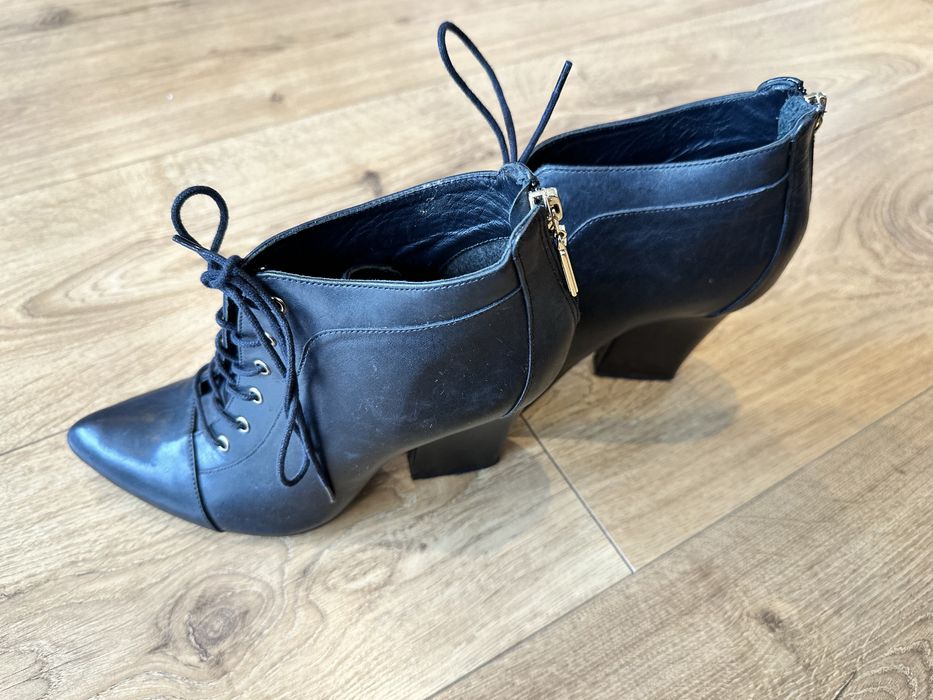 Botki skórzane na obcasie Kazar 38