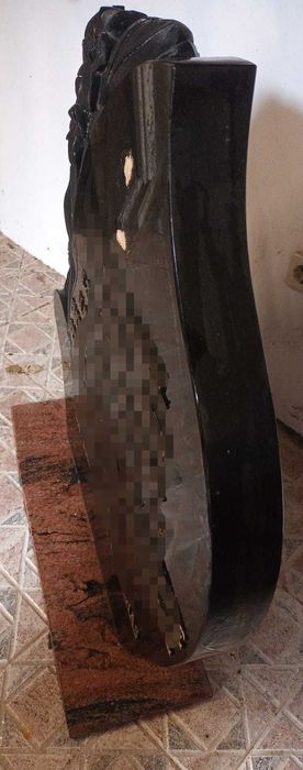 Cabeceira de campa em mármore preto raiado — com relevo floral