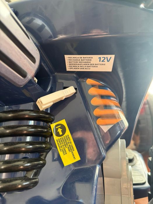 Vendo mota a bateria “Quad the Beast Repsol 12V”