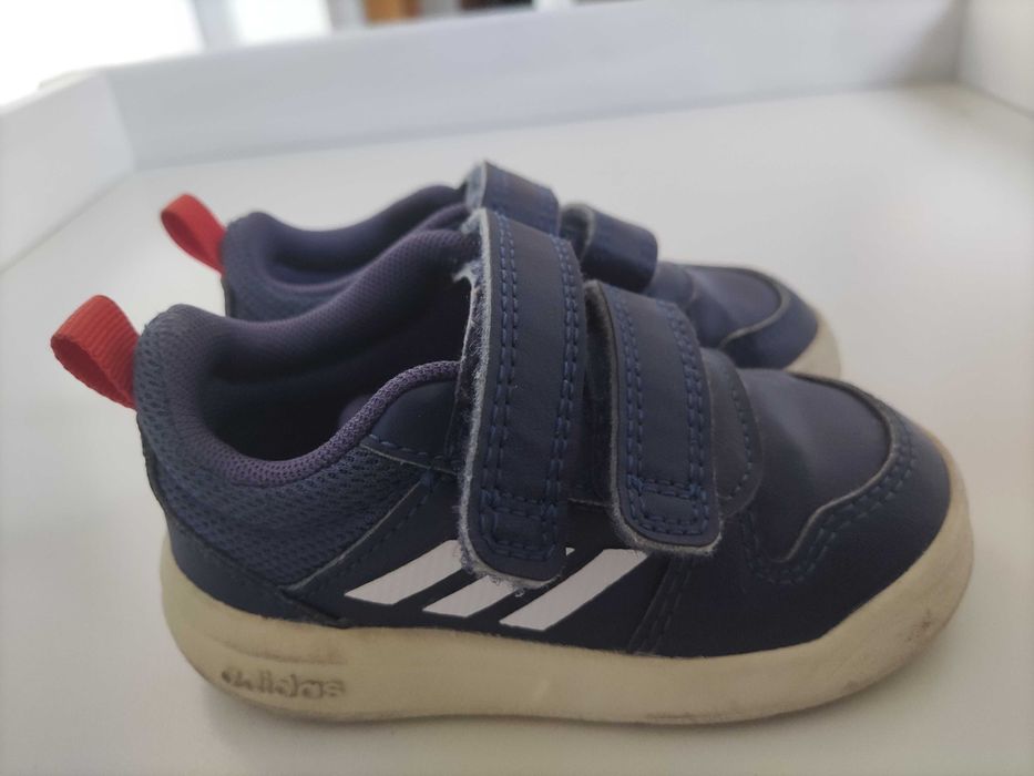 Sapatilhas e sapatos criança