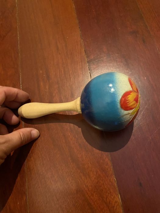 Matraca infantil de madeira