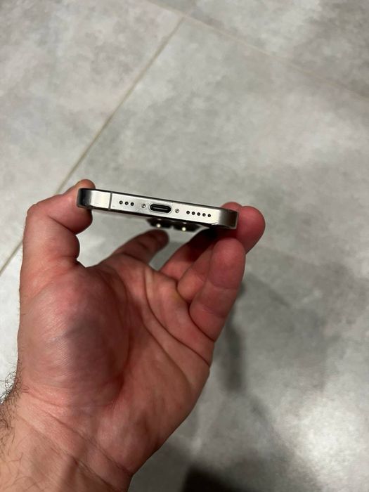 Продам айфон 16 Про заблокований