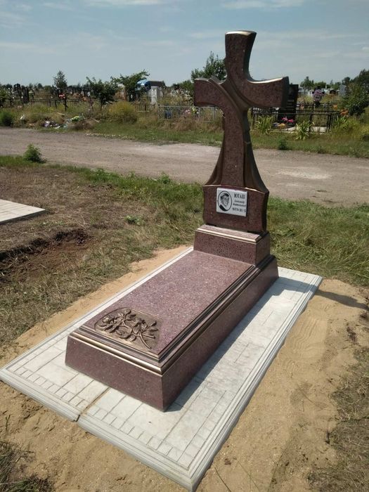 ПАМ'ЯТНИКИ з граніту, мармурової крихти та бетону