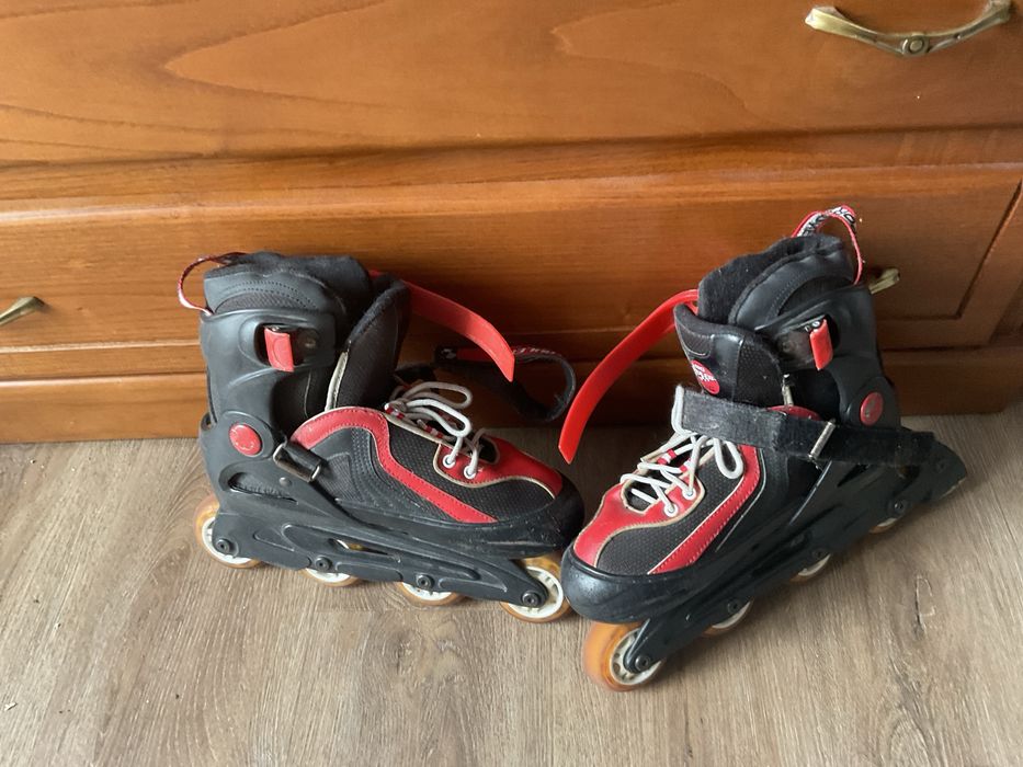 Patins vermelhos em bom estado
