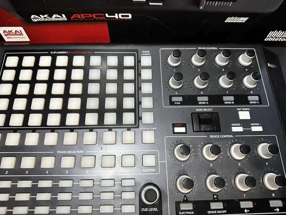 Akai APC 40 kontroler MIDI VJ Ableton Metal