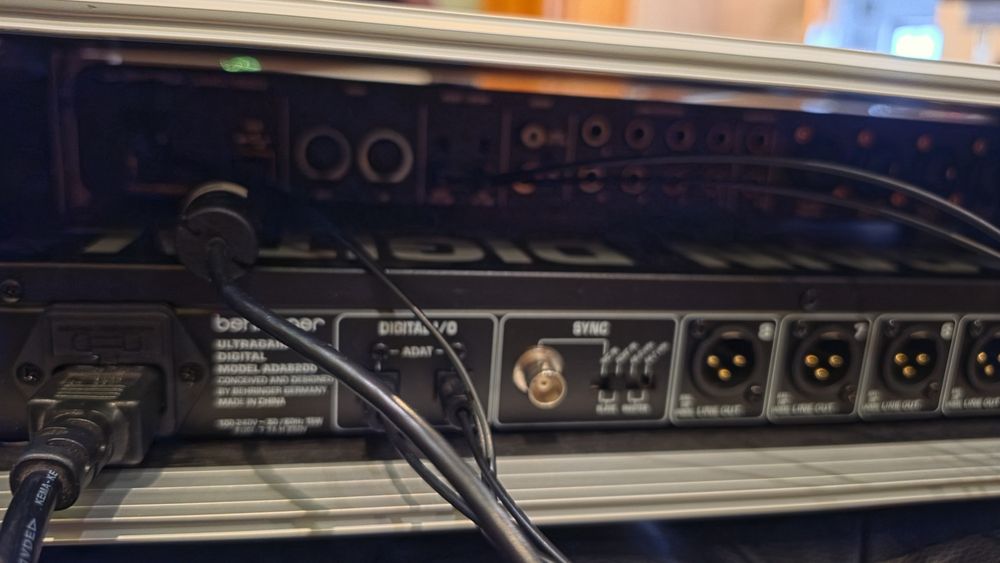 Pack Estúdio 16 Canais: Behringer UMC1820 + ADA8200 + Case Rack + Cabos (Como Novo)