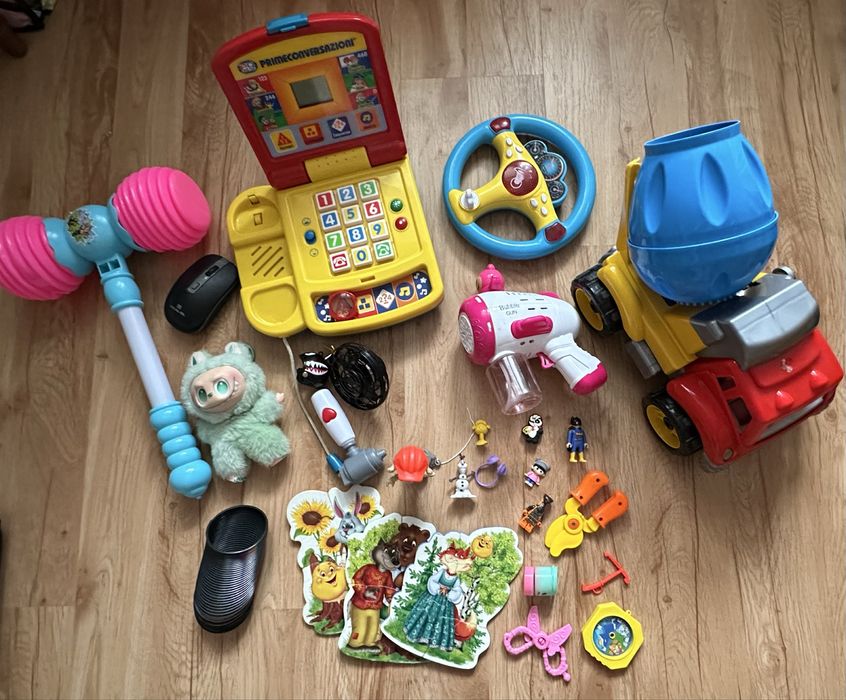 Різноманітні дитячі іграшки