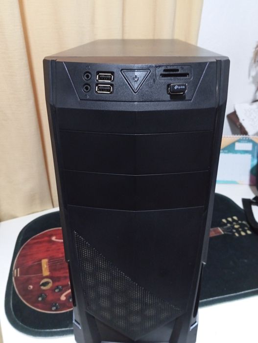 Desktop com caixa nux