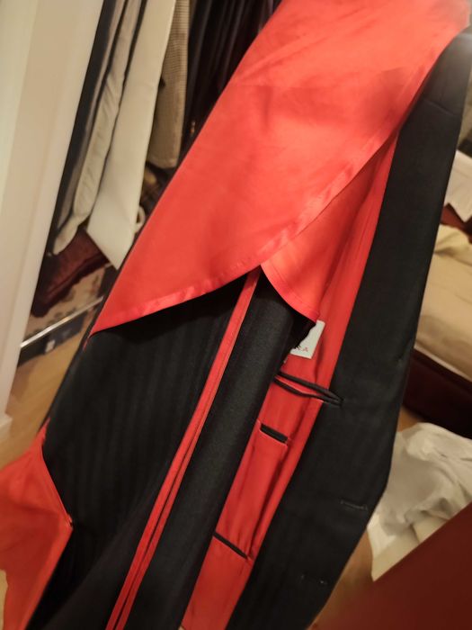 Blazer espinhado azul escuro botões dourados forro vermelho. Oficina Mustra. Luxo