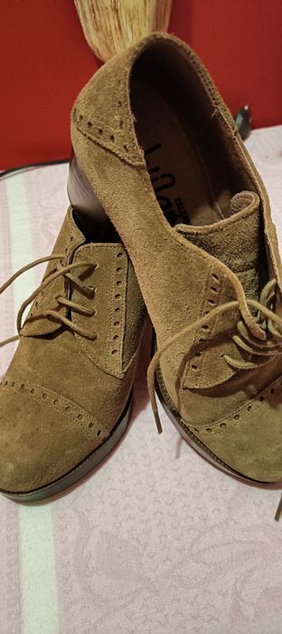 Sapatos de cor camel