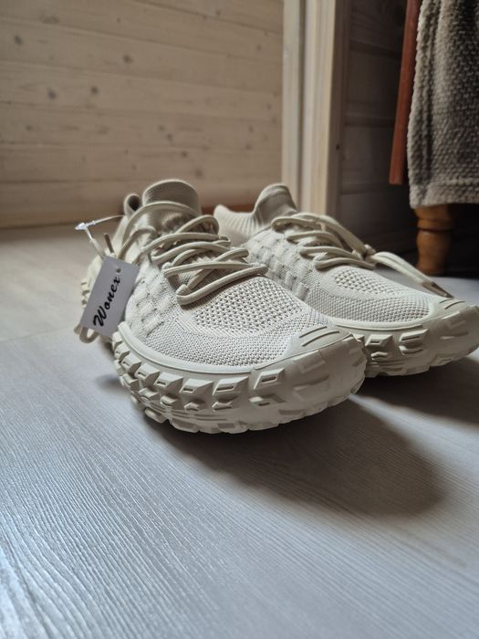 Продам нові кросівки