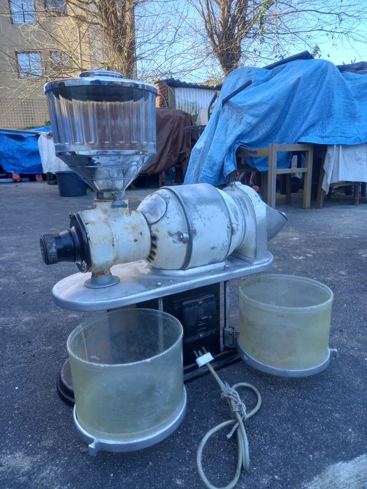 Moinho de cafe industrial antigo