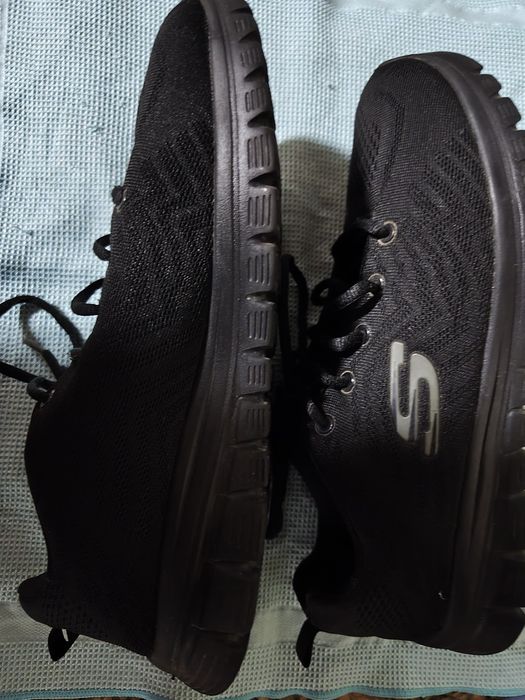 Ténis Skechers pretos impecáveis.