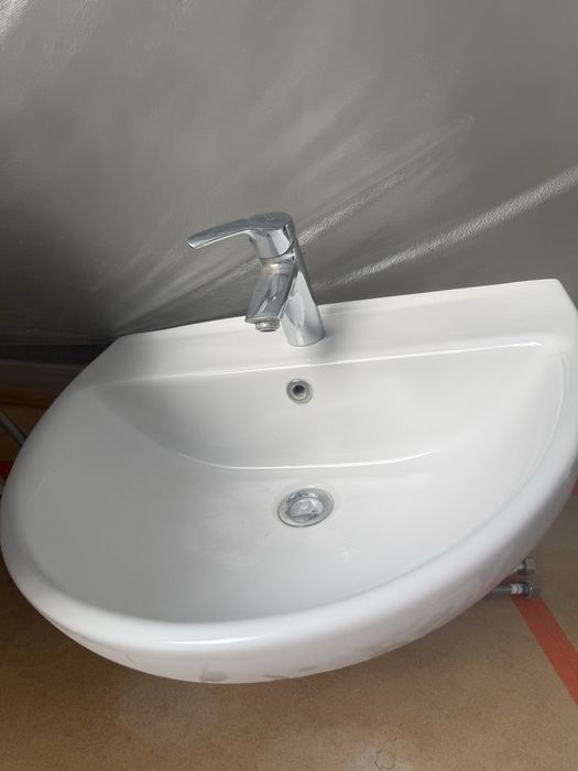 Продам умивальник Twyford зі змішувачем АМРМ