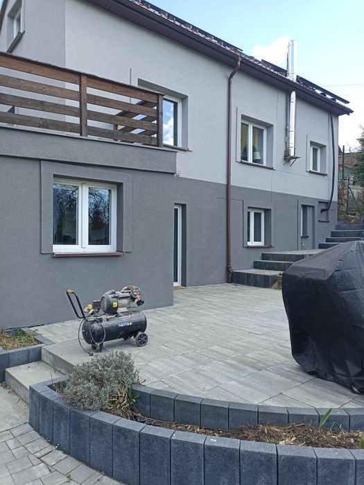 Malowanie elewacji . Tynk natryskowy