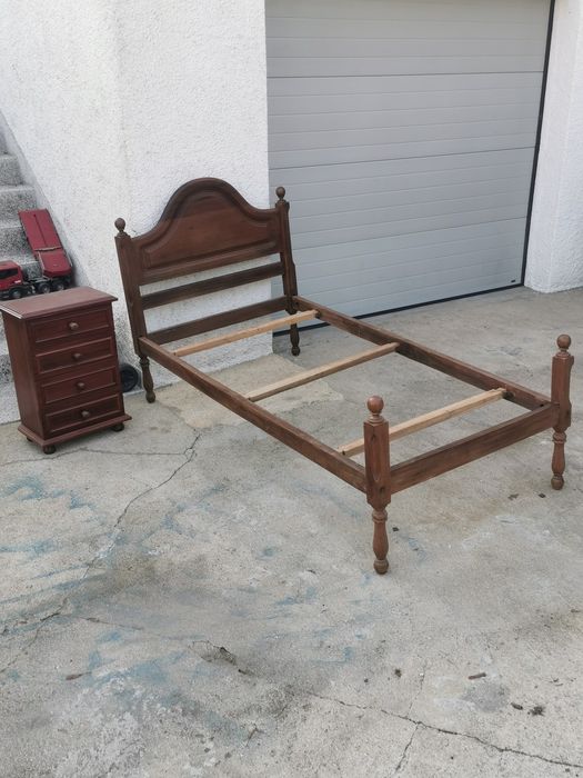 Cama de solteiro e mesinha de cabeceira