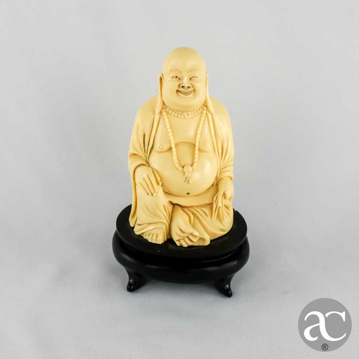 Figura de Buda sorridente em material sintético, meados do séc. XX