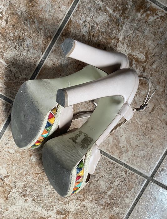 Подарую босоніжки