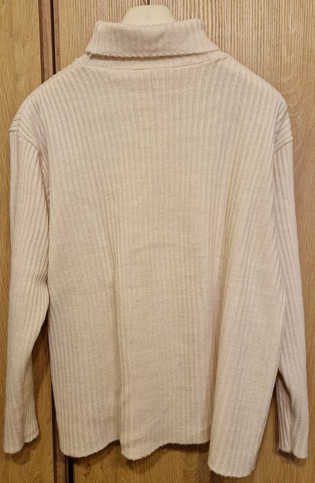 Kremowy golf damski z dodatkami