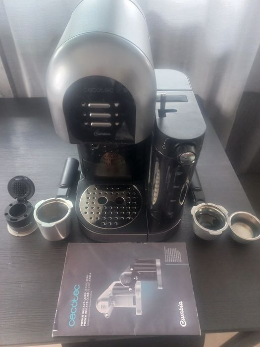 Máquina de cafe manual e capsulas