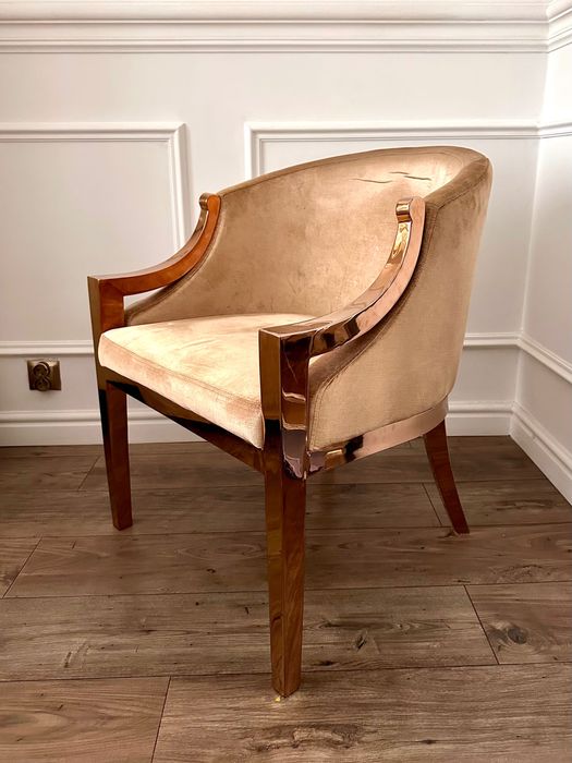 Elegancki fotel w stylu modern classic miedziane