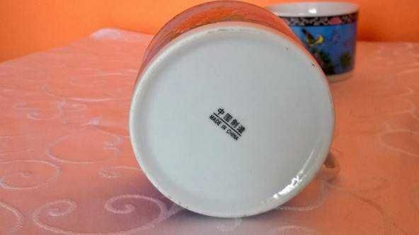 Zestaw kubków zdobionych