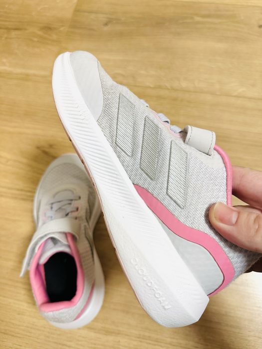 Сірі текстильні дитячі кросівки для дівчаток adidas RUNFALCON 3.0 EL K