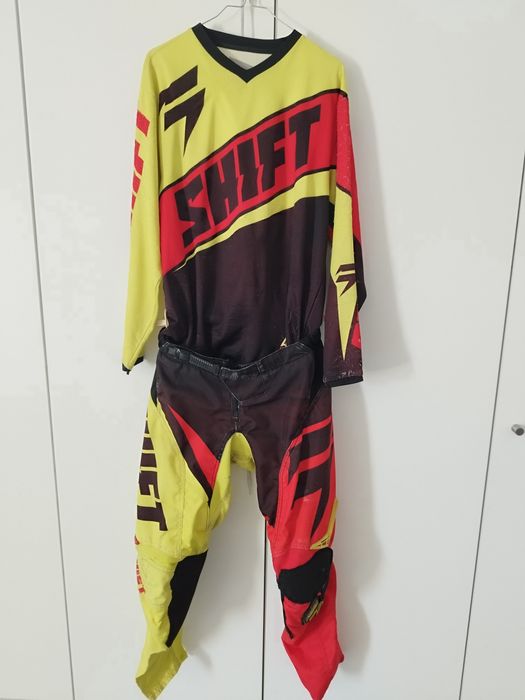 Vários equipamentos de enduro
