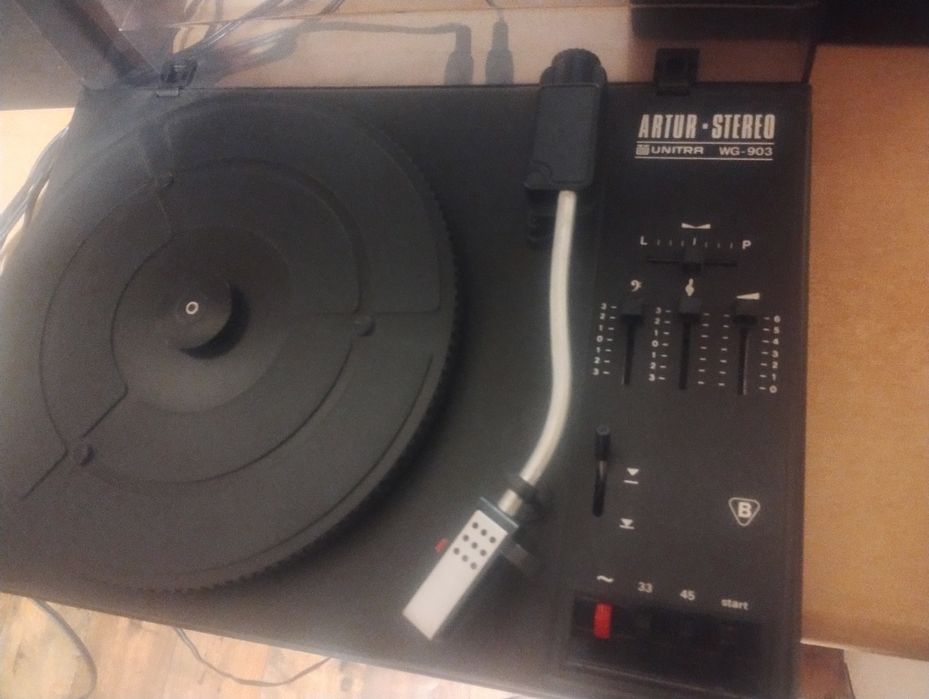 Gramofon.  Artur
