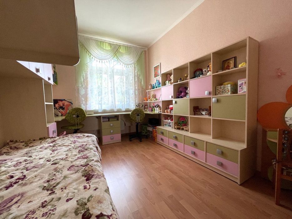 Будинок 2 входи з функціональним цоколем, Басейн та гостевою будівлею