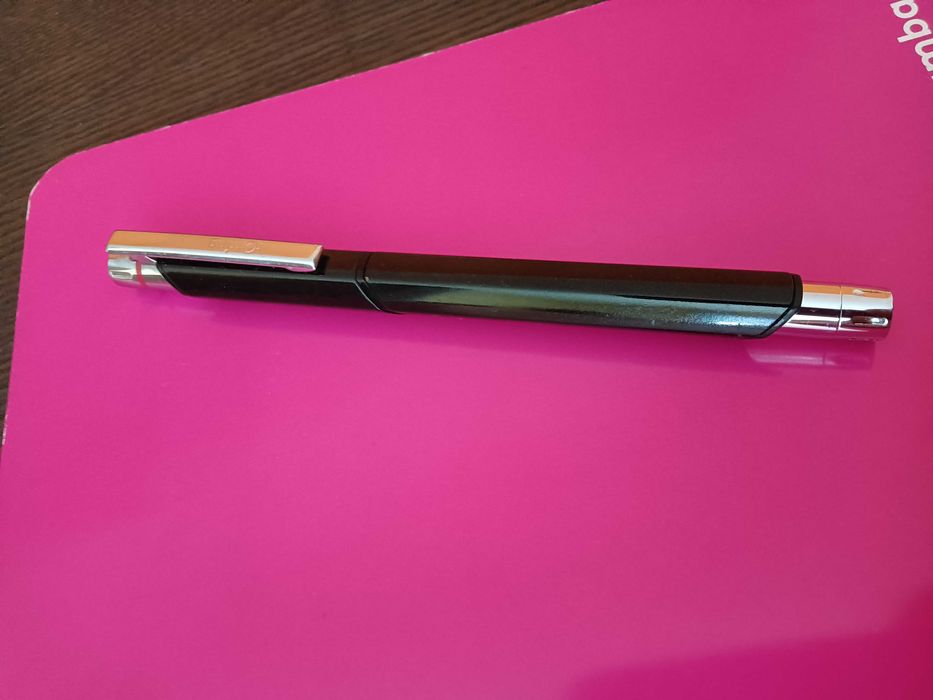 Caneta rotring Newton de qparo preta