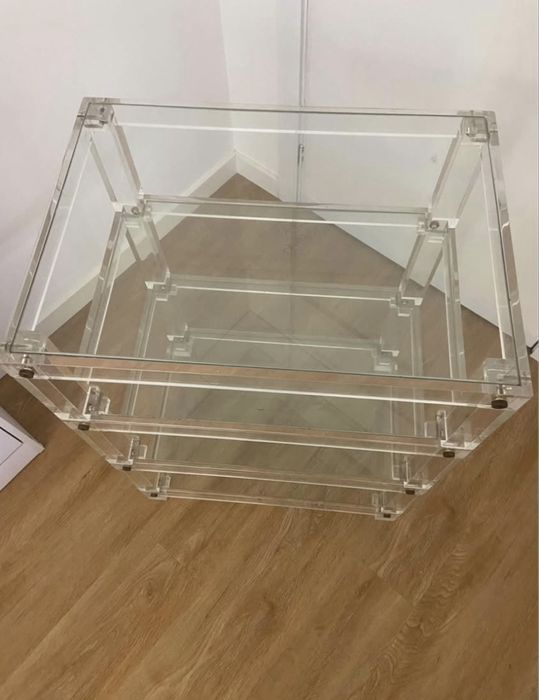 Movém de vidro com prateleiras