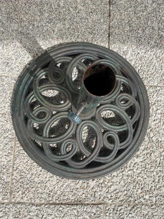 2 bases verdes em metal para guarda-sol + 1 guarda-sol