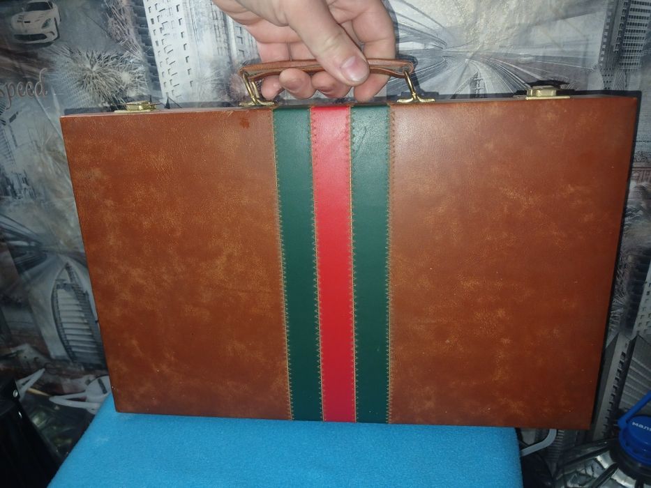 Нарды на подарок в кожаном чемодане.