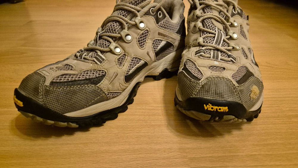 Sprzedam używane buty damskie North Face 37